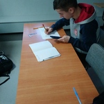 uczeń rozwiazujący zadania.JPG