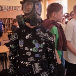 Uczniowie oglądają sprzęt wojskowy (3).jpg