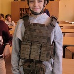 Uczniowie oglądają sprzęt wojskowy (4).jpg