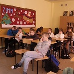 Uczniowie słuchają żołnierzy.jpg