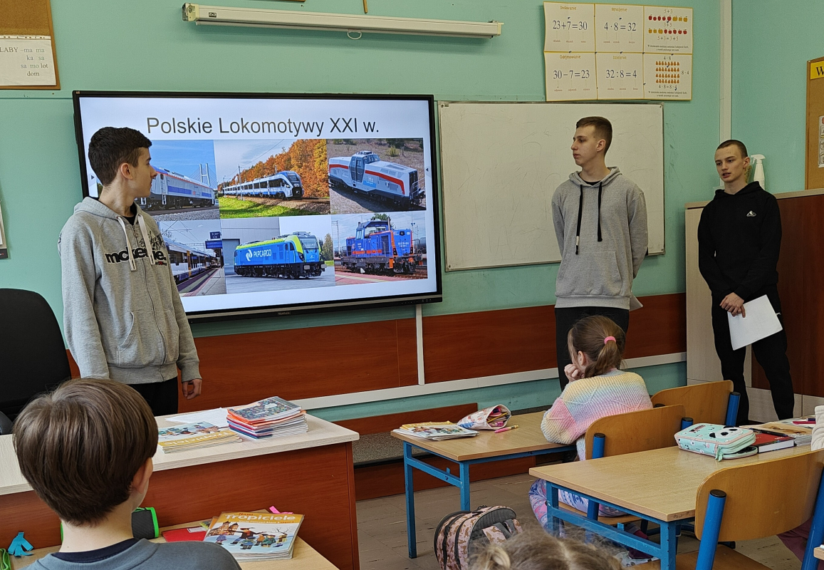 Chłopcy z klasy VIII B prpwadzą zajęcia w klasach trzecich (17).png