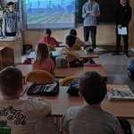 Chłopcy z klasy VIII B prpwadzą zajęcia w klasach trzecich (8).png