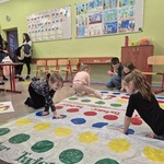 Dzieci grają w twister.jpg