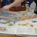 W bibliotece - wielki pop-up book.jpg
