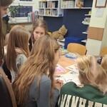Uczniowie z aktywu bibliotecznego i gazetki szkolnej na stoisku z dziećmi.jpg