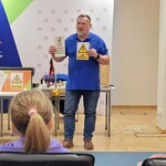 Pracownik PGE pokazuje znaki ostrzegające przed prądem elektrycznym.jpg