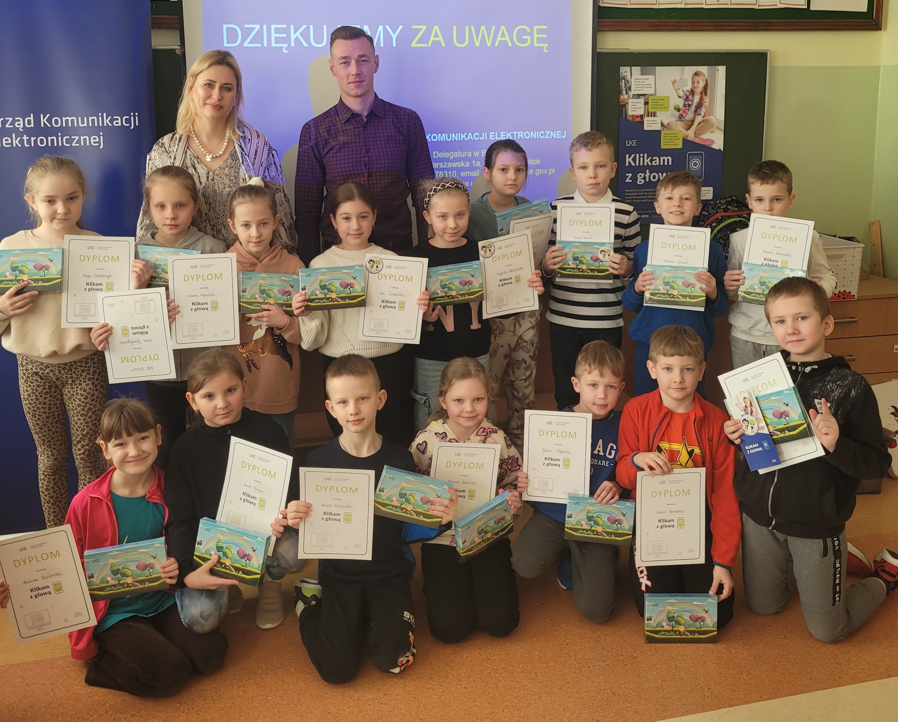 Uczniowie klasy II b i prowadzący zajęcia.jpg