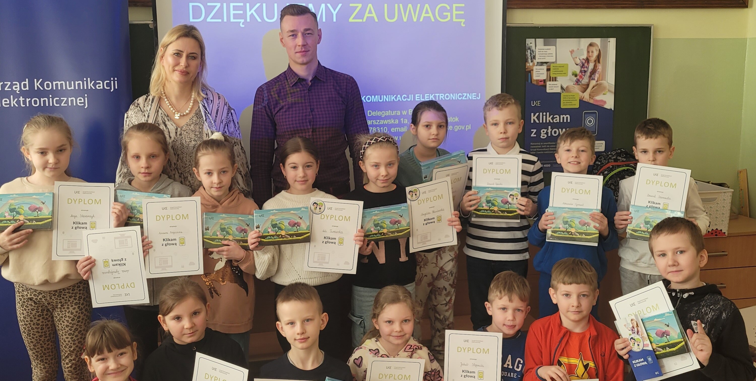 Uczniowie klasy II b i prowadzący zajęcia.jpg