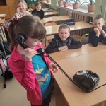 Uczennica obsługuje dawny telefon stacjonarny(1).jpg