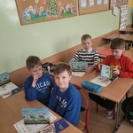 Uczniowie otrzymują dyplomy i puzzle(1).jpg