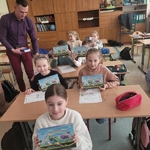 Uczniowie otrzymują dyplomy i puzzle(2).jpg
