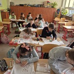 Dzieci tworzą swoje koszulki.jpg