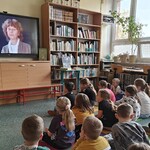 Uczniowie słuchają wypowiedzi Simony Kossak (2).jpg
