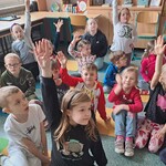 Dzieci zgłaszają się do odpowiedzi.jpg