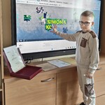 Dziecko wykonuje ćwiczenie interaktywne (1).jpg