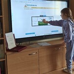 Dziecko wykonuje ćwiczenie interaktywne (2).jpg