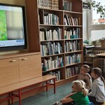 Na ekranie orzechówka -uczniowie słuchają wypowiedzi Simony Kossak (1).jpg
