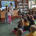 Dziecko wykonuje ćwiczenie interaktywne (3).jpg