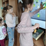 Dzieci wykonują ćwiczenie interaktywne  (2).jpg