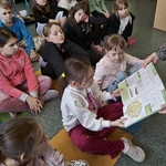 Dzzieci oglądają książkę o Simonie Kossak (1).jpg