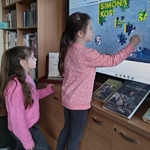Dzieci wykonują ćwiczenie interaktywne  (4).jpg