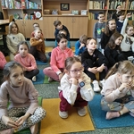 Na ekranie patronka SP 43 -uczniowie słuchają wypowiedzi Simony Kossak (1).jpg.jpg