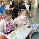 Dzzieci oglądają książkę o Simonie Kossak (2).jpg