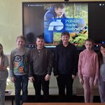VA podczas lekcji geografii o Simonie Kossak.jpg