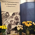 2 Kwiaty dla patronki - pod banerem SP 43.jpg
