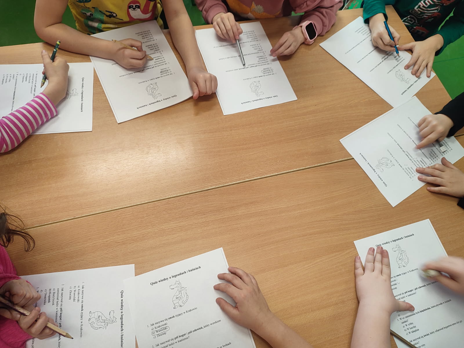 Dzieci rozwiązują quiz (2).jpg