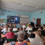 Uczniowie oglądają prezentację o liczbie Pi.jpg
