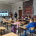 Uczniowie prezentują pokaz Mechanik - zawód z pasją (2).jpg