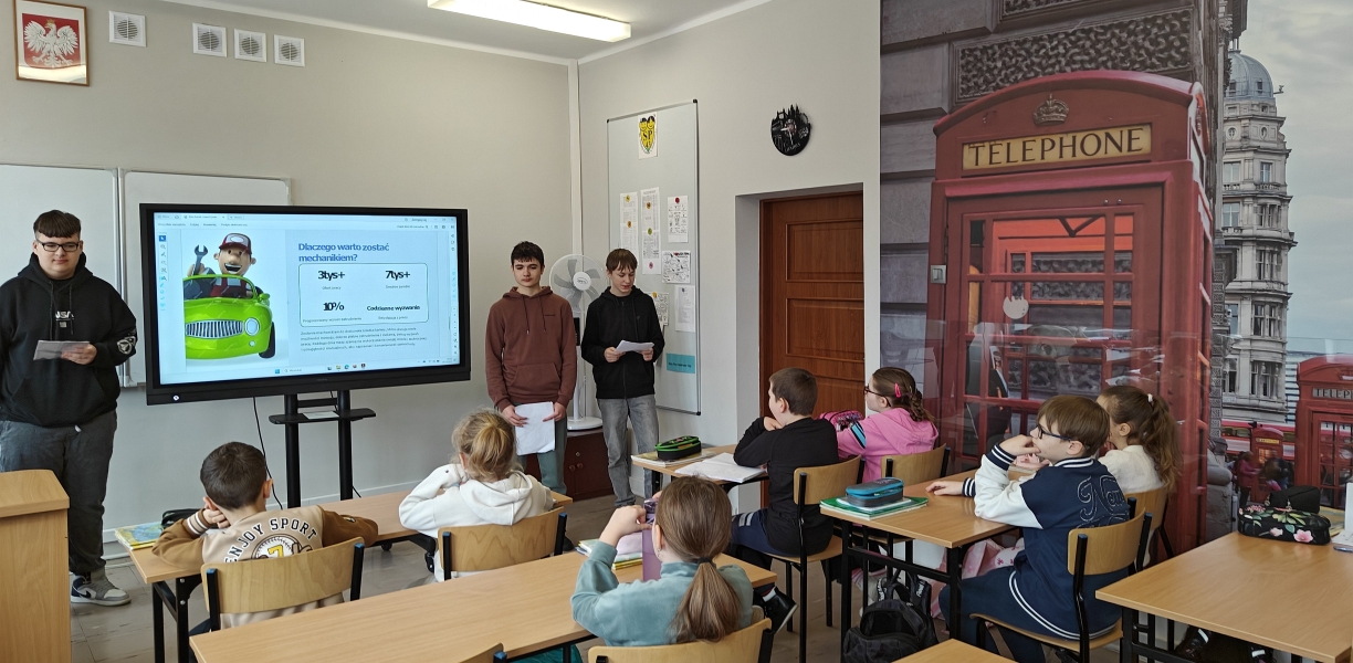 Uczniowie prezentują pokaz Mechanik - zawód z pasją (3).jpg