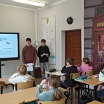 Uczniowie prezentują pokaz Mechanik - zawód z pasją (3).jpg