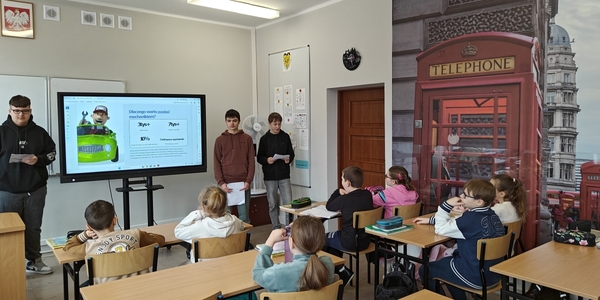 Uczniowie prezentują pokaz Mechanik - zawód z pasją (3).jpg