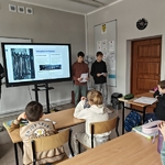 Uczniowie prezentują pokaz Mechanik - zawód z pasją (1).jpg
