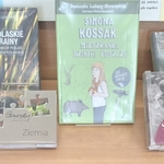 Wystawka książek w bibliotece o Simonie Kossak.jpg