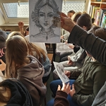 5 uczniowie ogladają szkice autorstwa pani Gajdowskiej (4).jpg