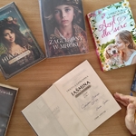 9 ręce autorki wpisującej dedykację do książki (2).jpg