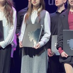 Uczennica naszej szkoły wśród innych laureatów.jpeg