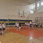 Dziewczynki przygotowują się do biegu.jpg