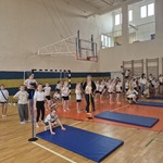 Dziewczynki przygotowują się do przewrotu.jpg