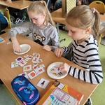 Uczennice komponują talerze drowego żywienia.jpg