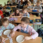 Uczniowie komponują talerze zdrowego żywienia(1).jpg