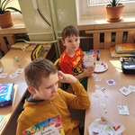 Uczniowie komponują talerze zdrowego żywienia(5).jpg
