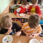 Uczniowie komponują talerze zdrowego żywienia(2).jpg