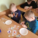 Uczniowie komponują talerze zdrowego żywienia(4).jpg