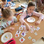 Uczniowie komponują talerze zdrowego żywienia(3).jpg