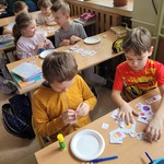 Uczniowie komponują talerze zdrowego żywienia.jpg