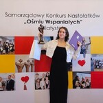 4 laureatka ze statuetką i dyplomem.jpg